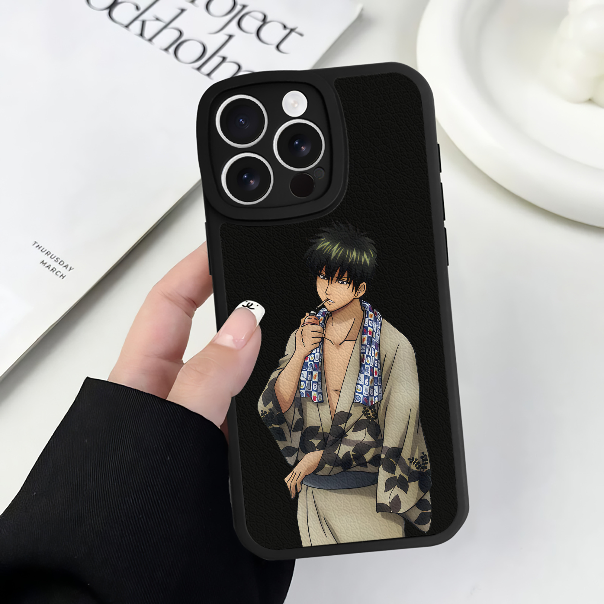（画像用） ぎんたま 坂田銀時（さかたぎんとき） 神楽 志村新八（しむら しんぱち） GINTAMA Sakata Gintoki Kagura Shimura Shinpachi 【iPhone 16シリーズ対応】シリコンスマホケース（レザー調） 材質：シリコン